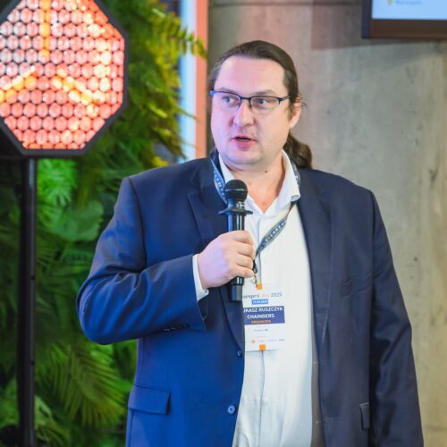 Konferencja chaingers. Prezenter na konferencji.