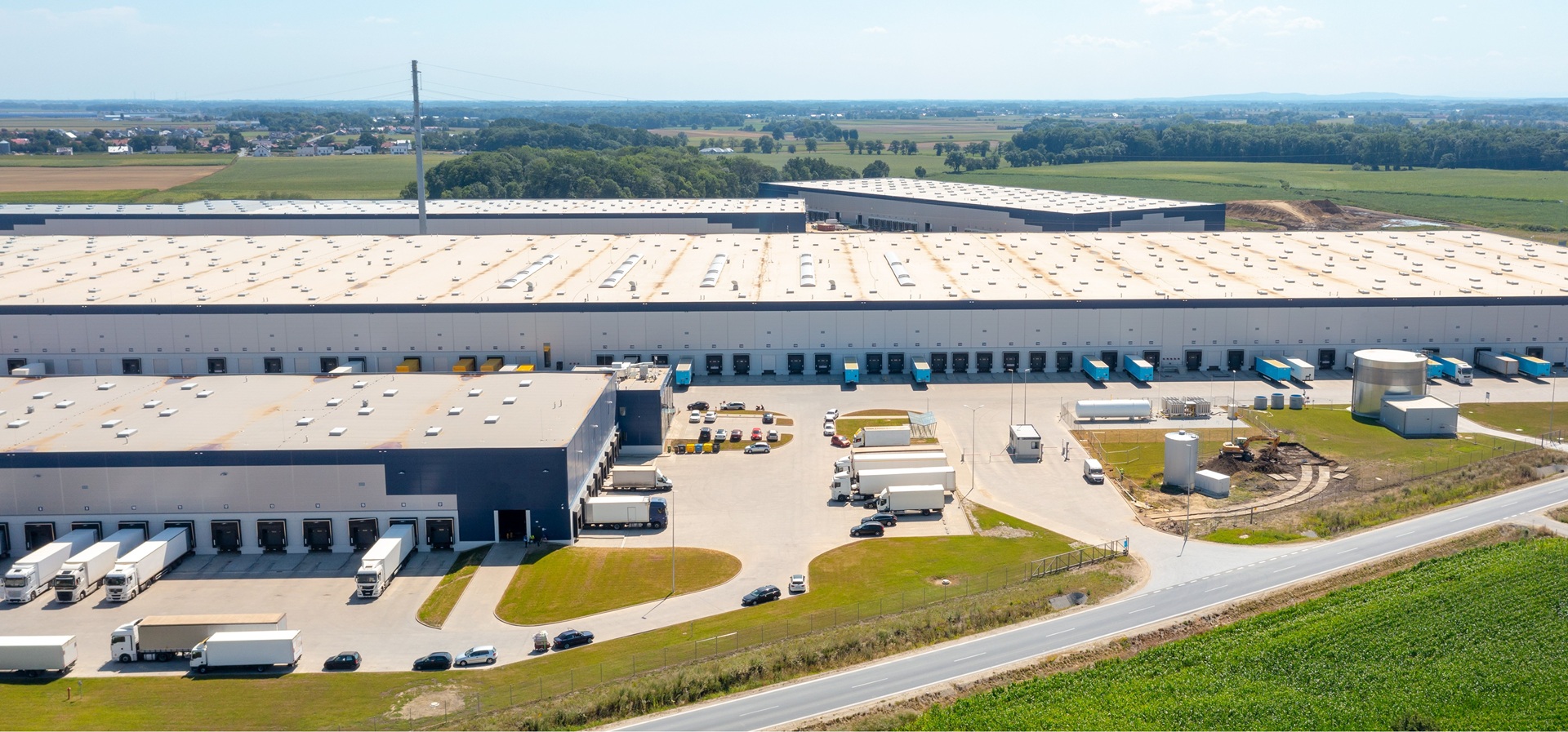 Pracownik analizujący procesy logistyczne w magazynie
